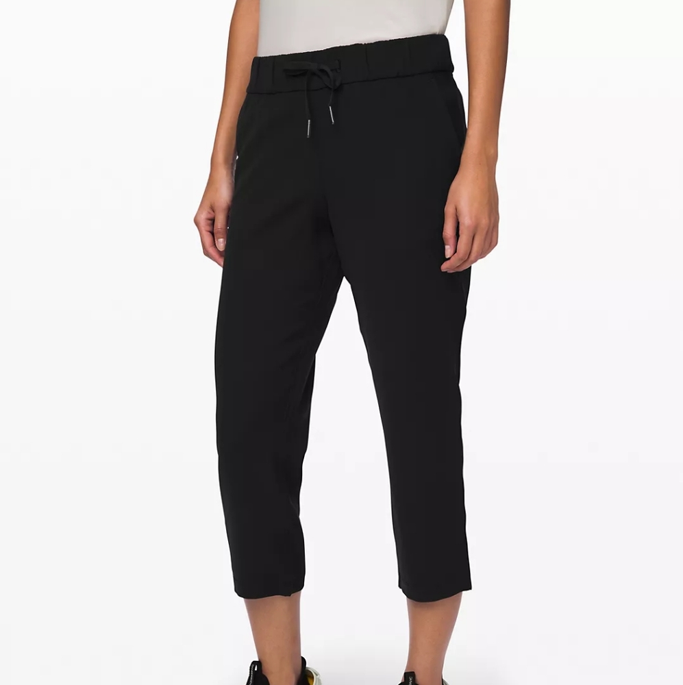 Lululemon On The Fly Crop 23" Woven in Black